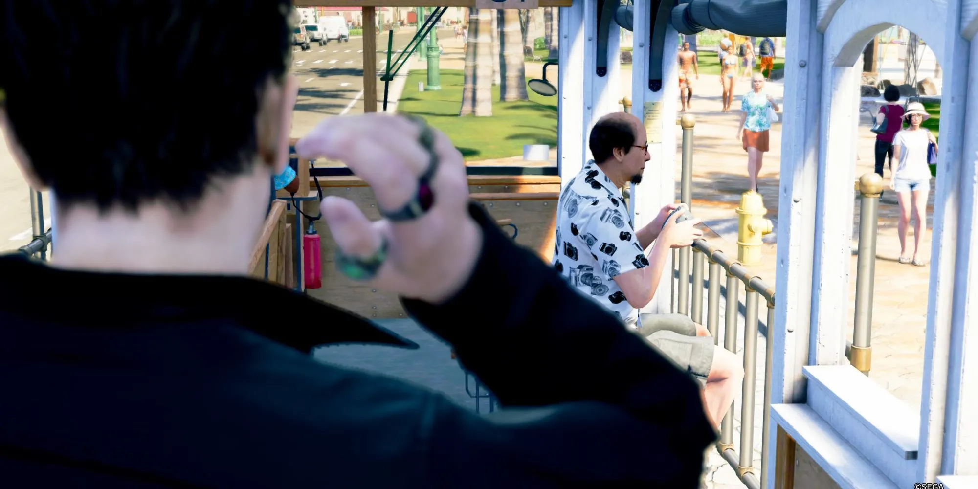 Majima gặp Kuroki tại trạm xe điện Aloha Beach để bắt đầu nhiệm vụ Sicko Snap.