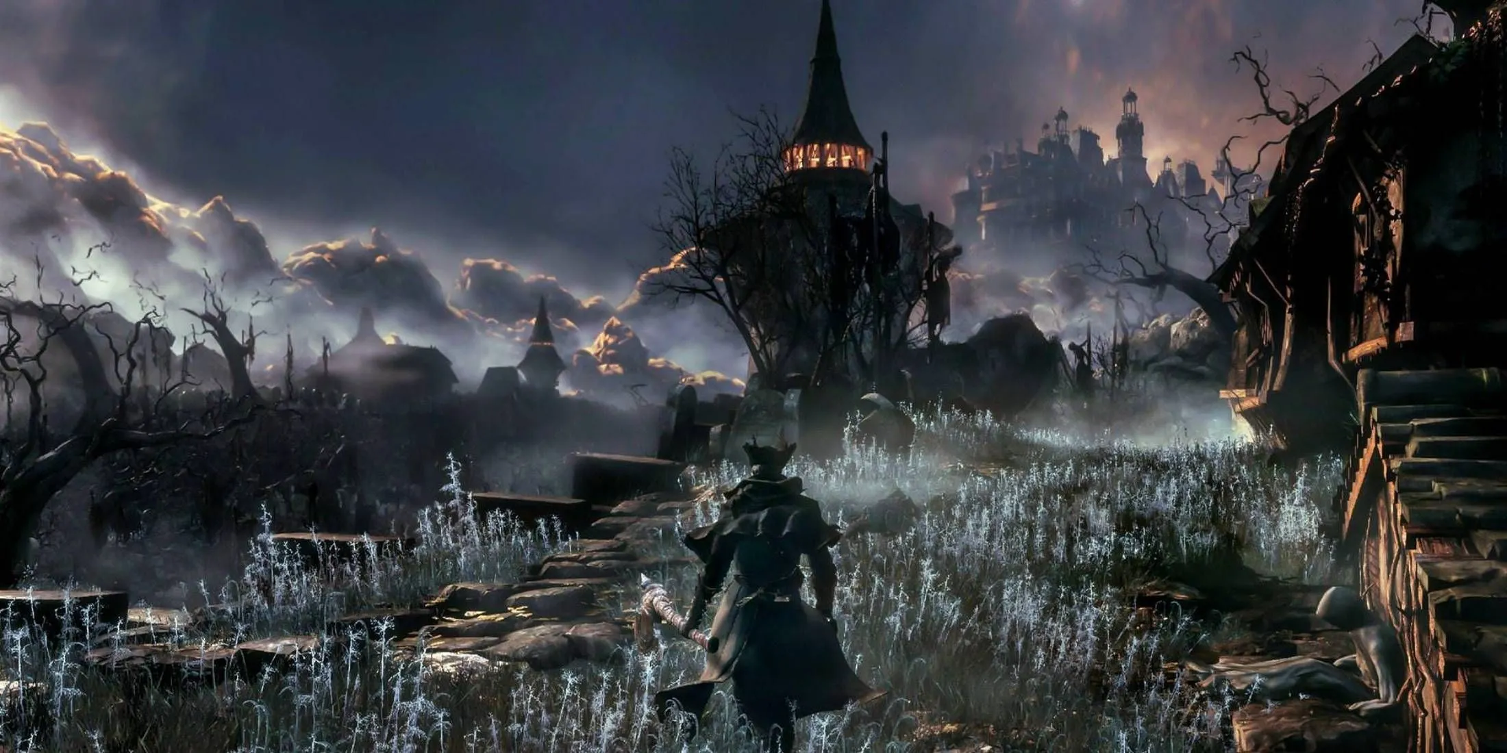 Thợ săn trong Bloodborne với vũ khí đặc trưng đứng giữa đường phố Yharnam.