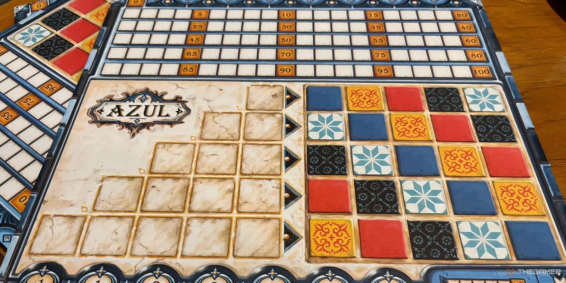 Bàn chơi board game Azul với các viên gạch màu sắc