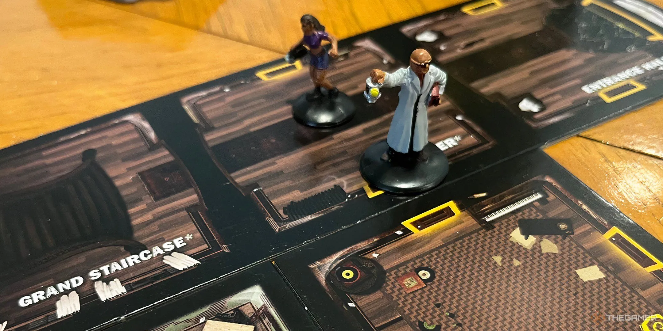 Bàn chơi board game Betrayal at House on the Hill với các phòng và nhân vật