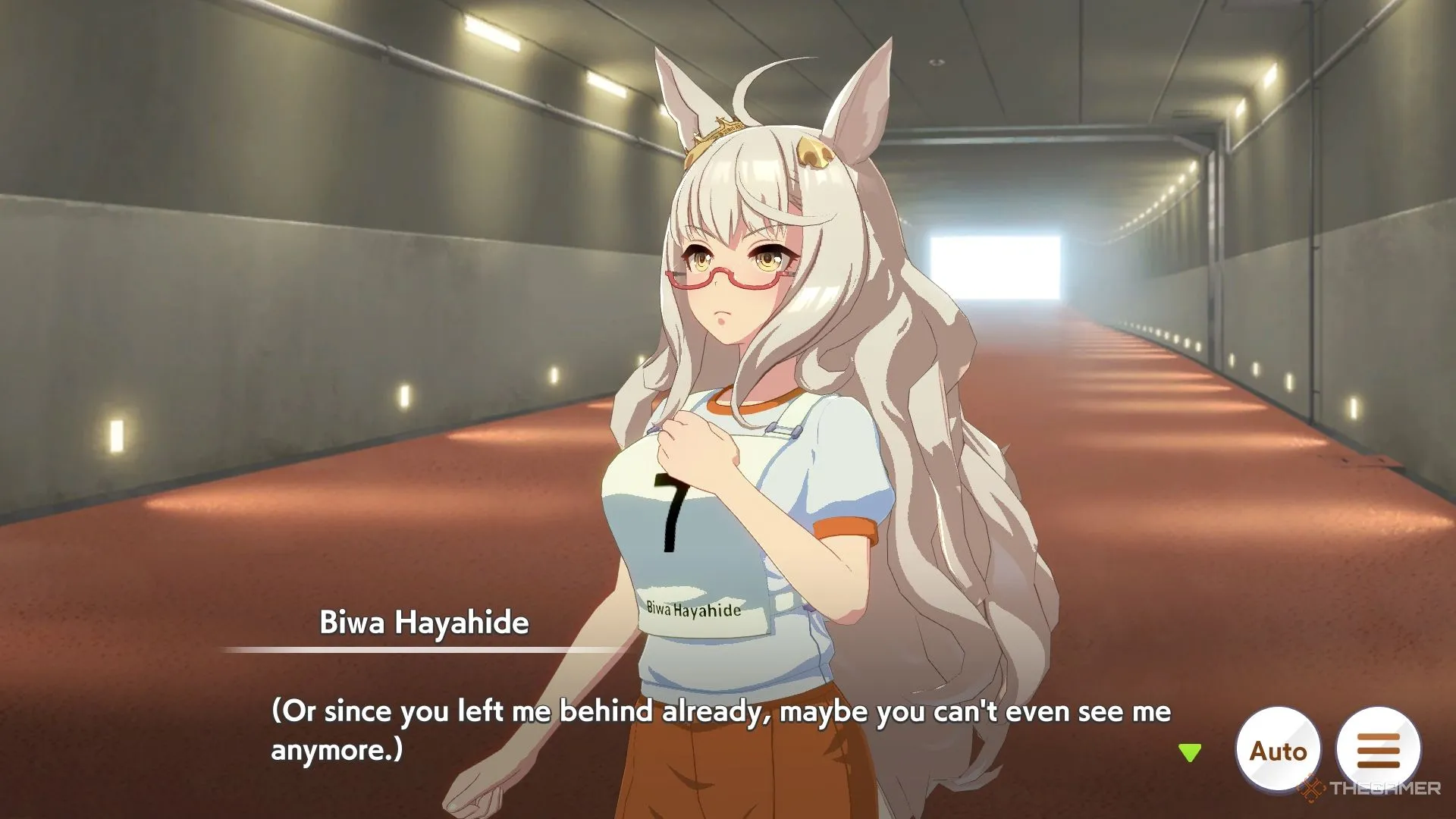 Biwa Hayahide Umamusume trầm tư dưới đường đua, tượng trưng cho việc phân tích và tối ưu hóa đội hình PvP.
