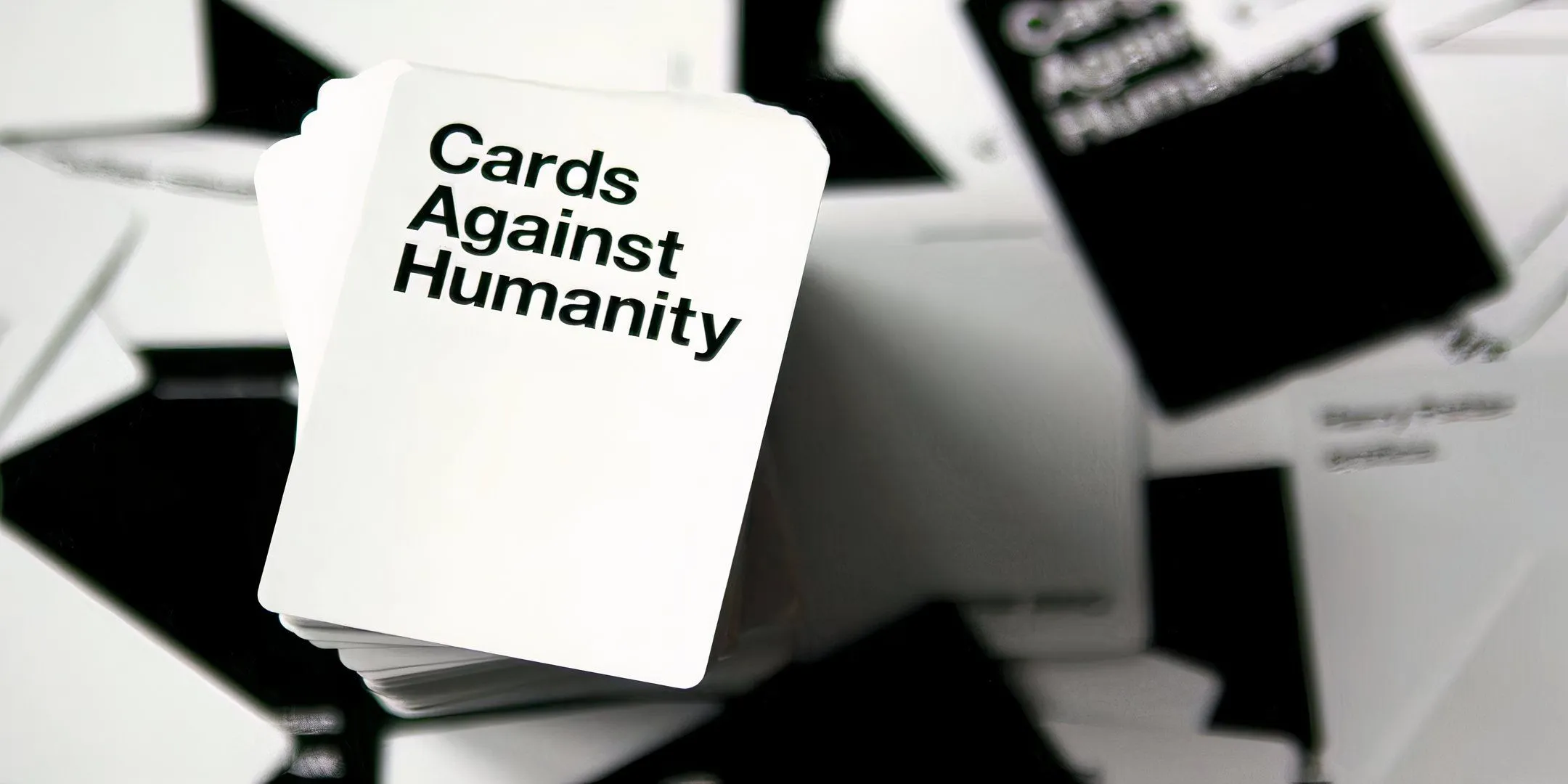 Bộ thẻ bài Cards Against Humanity màu đen trắng trên mặt bàn, đại diện cho game tiệc tùng một thời.