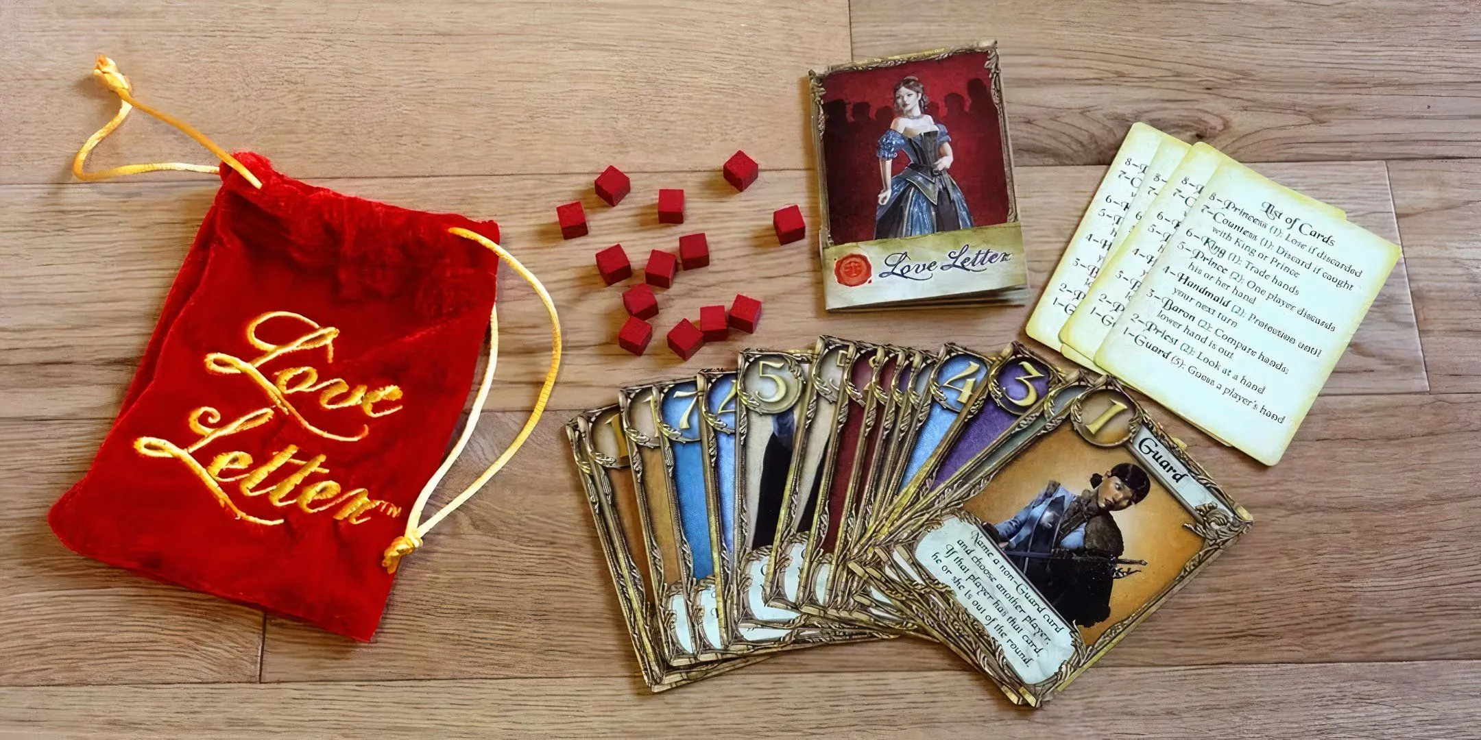 Các thành phần của board game Love Letter trải rộng trên bàn