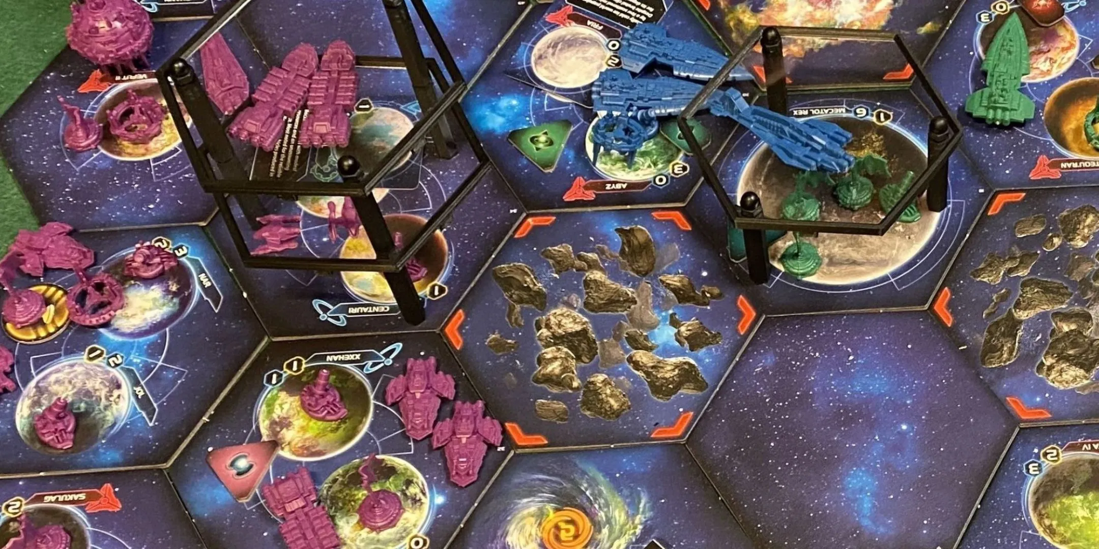 Cận cảnh bàn chơi board game Twilight Imperium với quân đội và địa hình