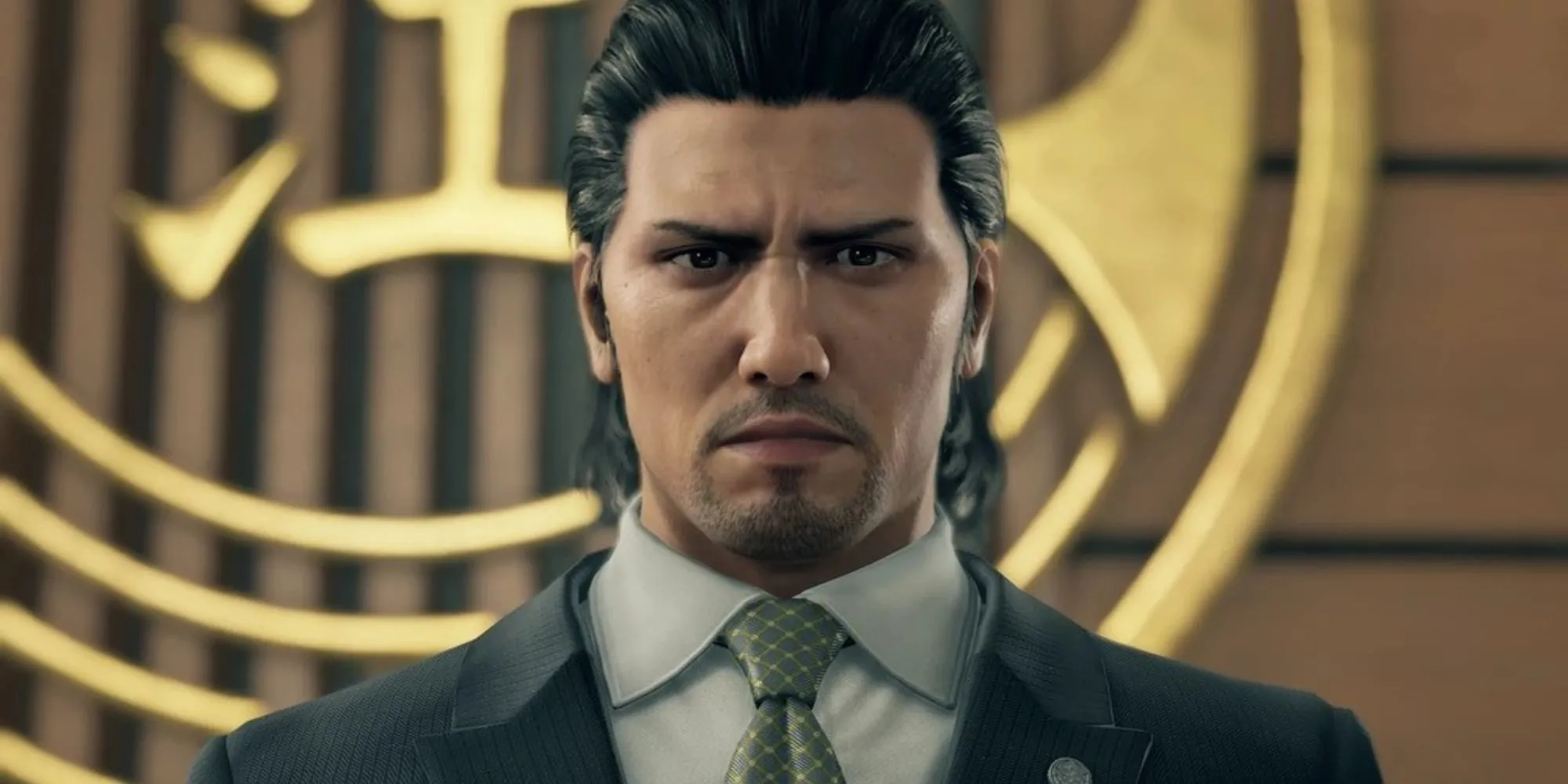 Daigo Dojima nghiêm nghị trước biểu tượng gia tộc Tojo, nhân vật chủ chốt Yakuza