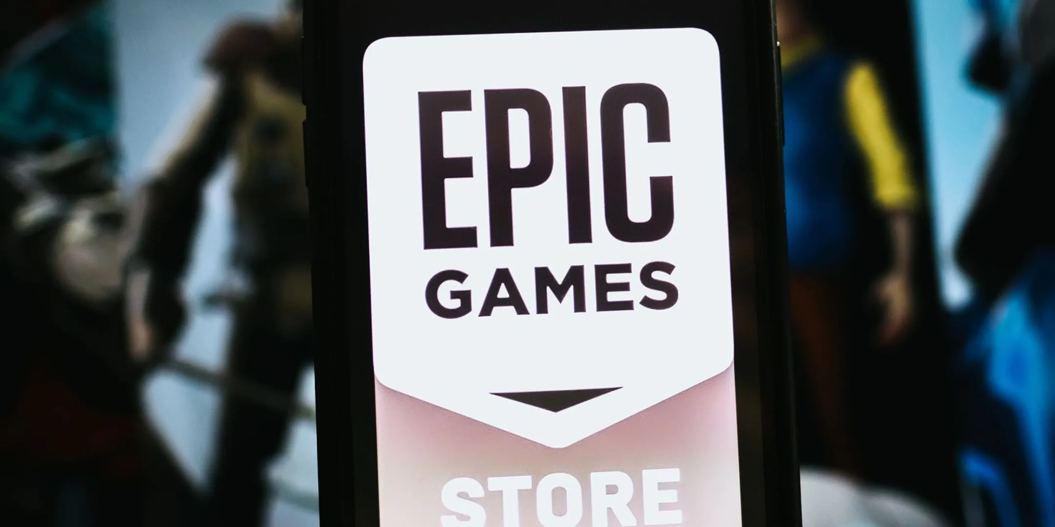 Điện thoại hiển thị logo Epic Games Store, nền mờ cho thấy xu hướng phân phối game kỹ thuật số.
