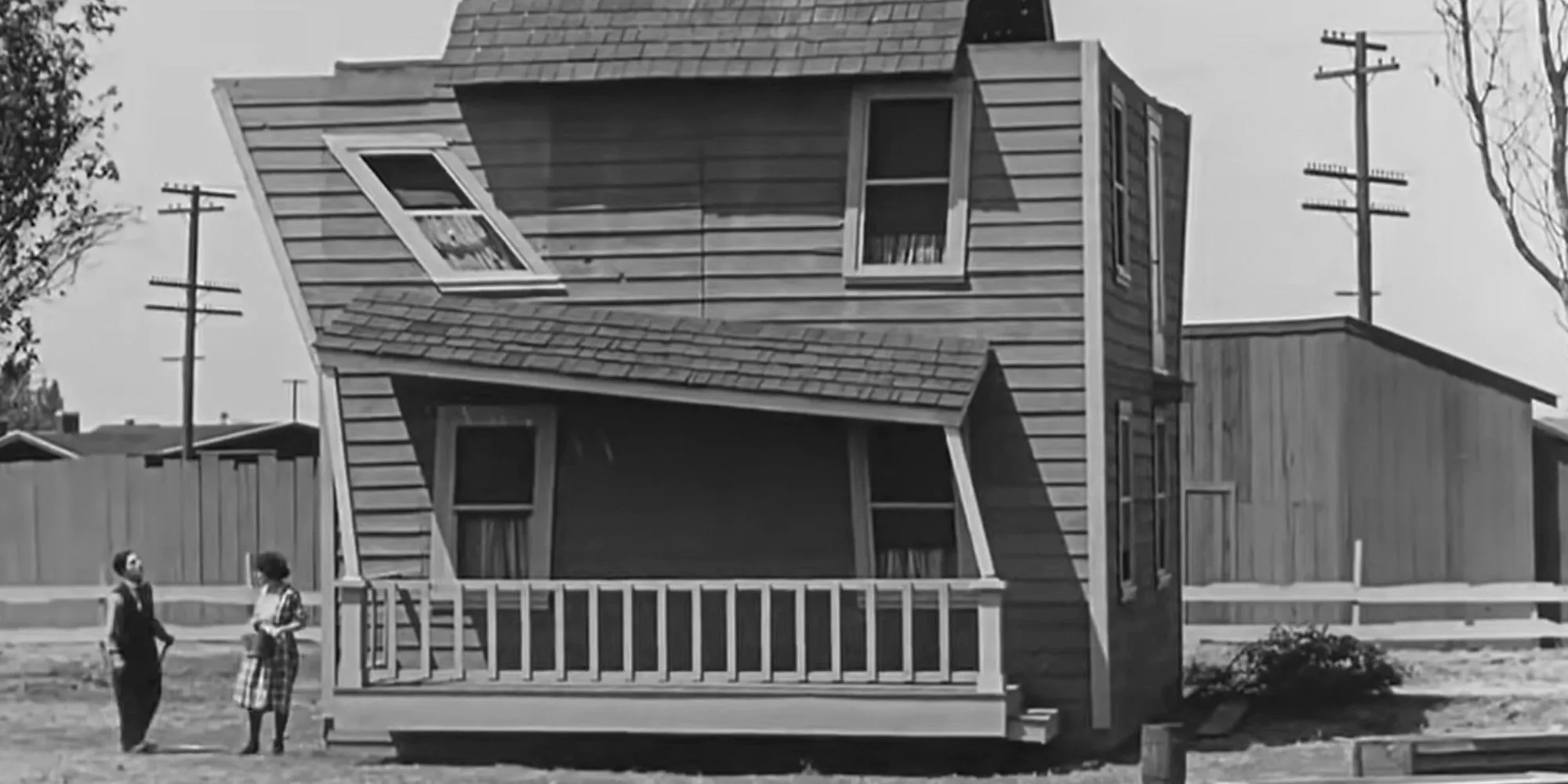 Diễn viên Buster Keaton và Sybil Seely bên ngôi nhà đổ nát trong phim câm One Week, minh họa cho sự mất mát di sản điện ảnh