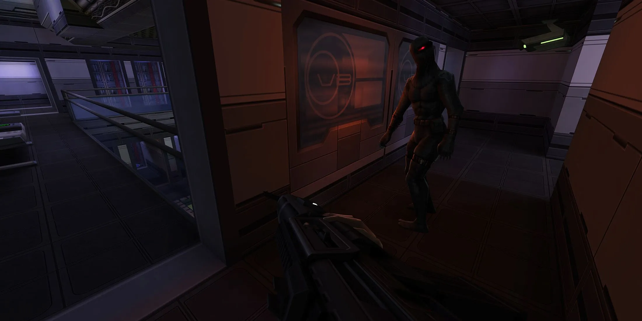 Giao diện trong game System Shock 2 Remastered, cho thấy HUD và không gian của tàu Von Braun.