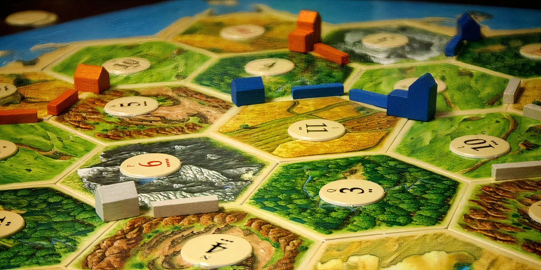 Góc nhìn cận cảnh bàn chơi Settlers of Catan với các mảnh địa hình và quân cờ
