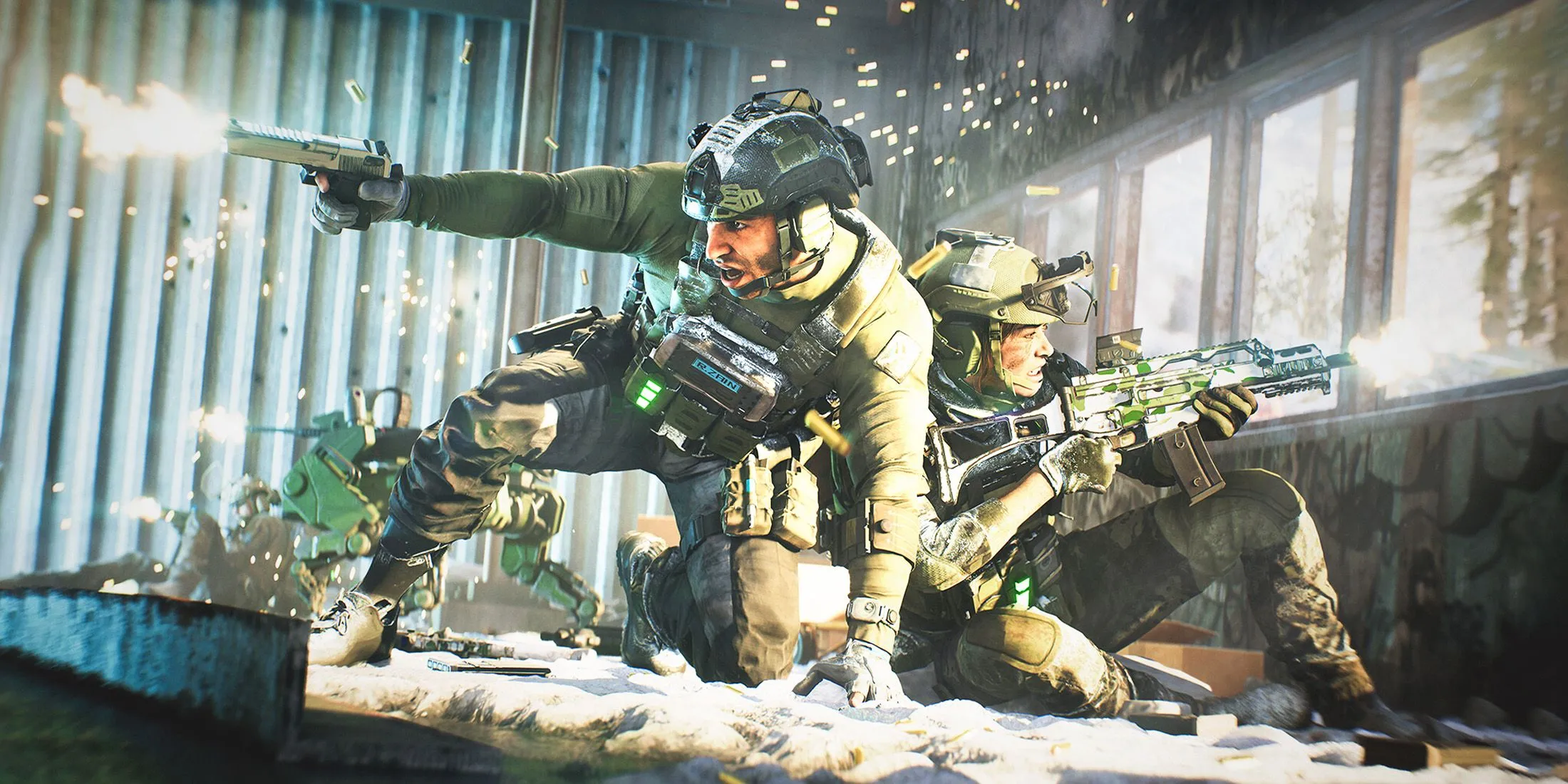 Hai lính đặc nhiệm Battlefield 2042 ẩn nấp trong tòa nhà đổ nát đang giao tranh dữ dội, thể hiện cơ chế môi trường và trải nghiệm bắn súng trong game.