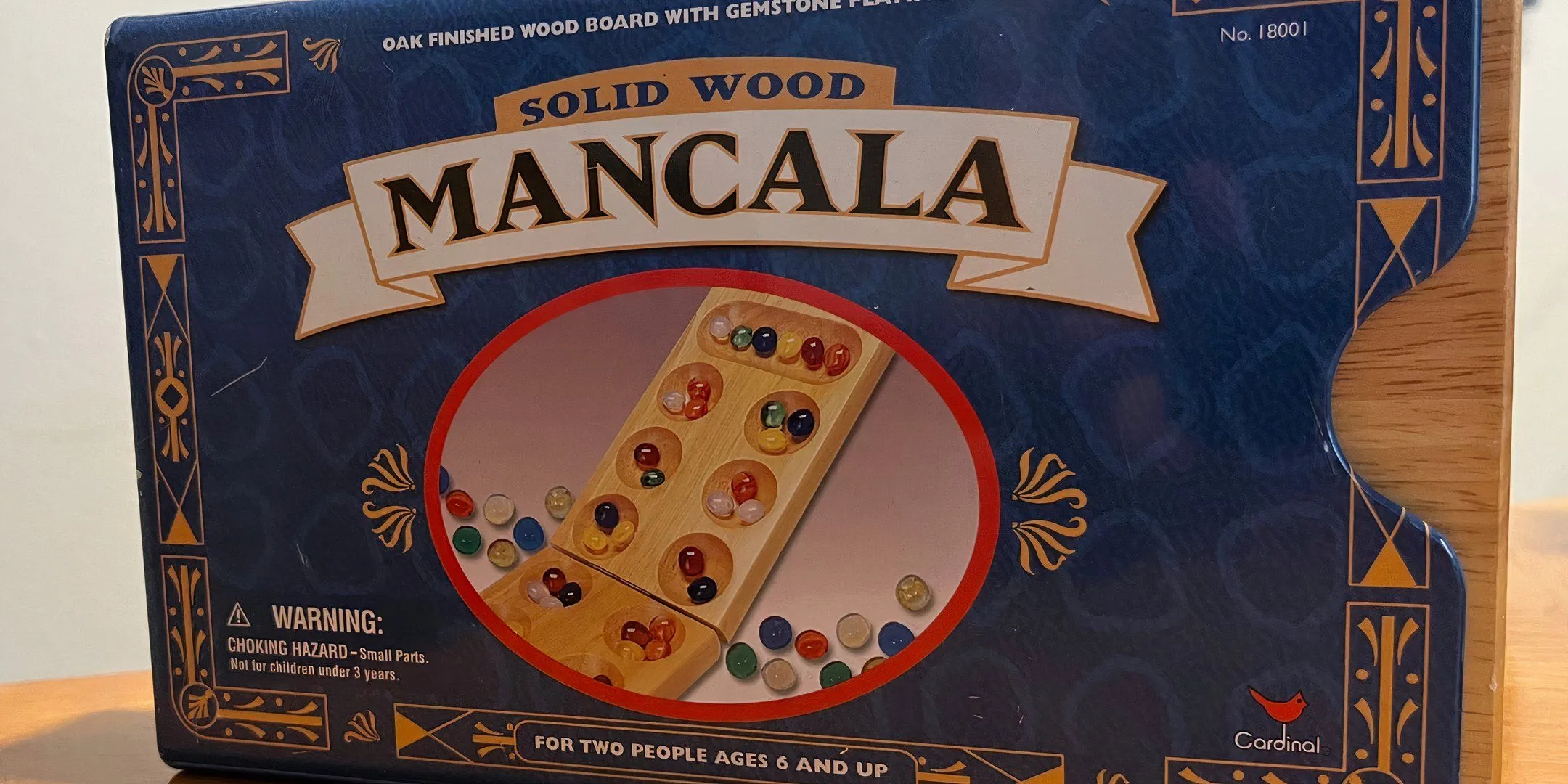 Hộp game Mancala với các viên bi đầy màu sắc, tượng trưng cho trò chơi cổ xưa.