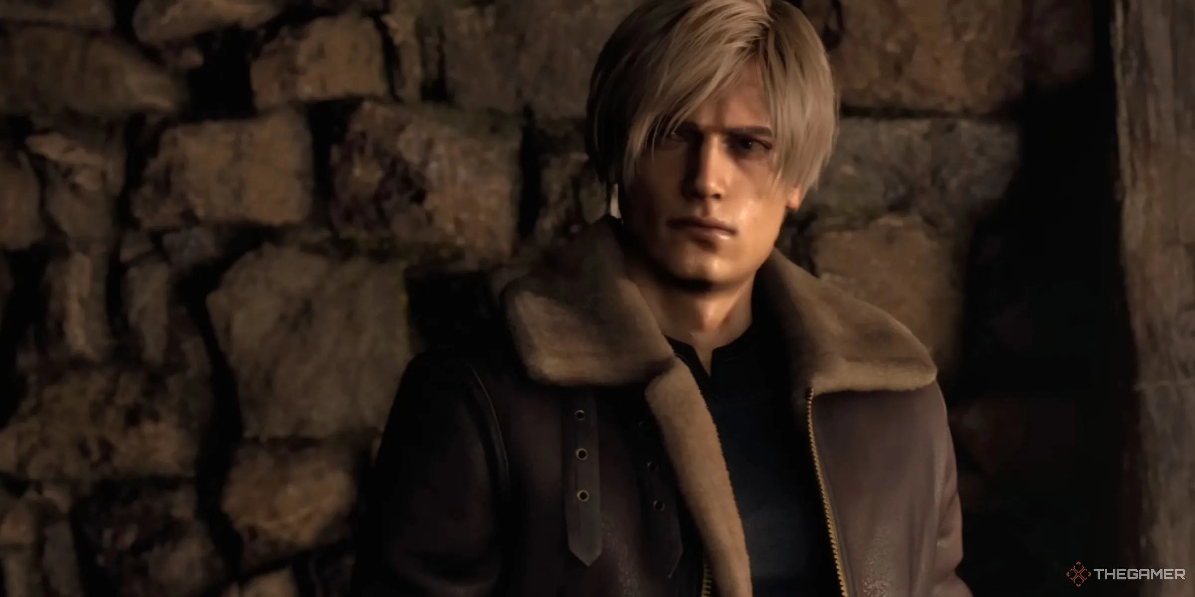 Leon Kennedy khám phá ngôi nhà bỏ hoang trong Resident Evil 4 Remake, không khí kinh dị sinh tồn.