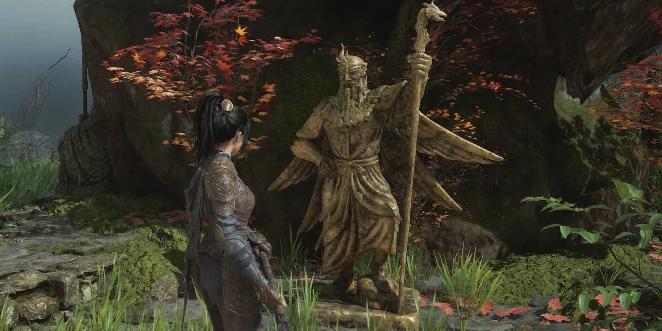 Nữ nhân vật Wuchang: Fallen Feathers đứng trước bức tượng vàng lớn trong Shu Sanctum