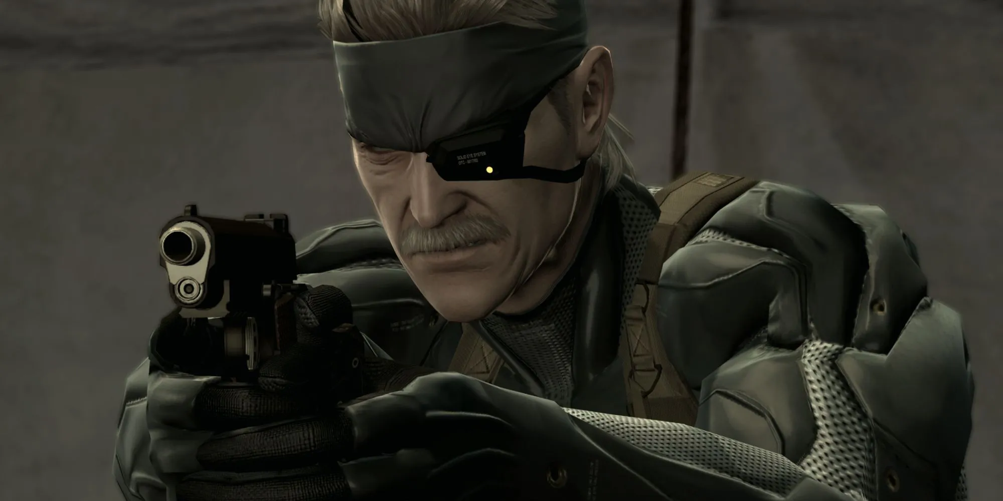 Old Snake trong tư thế chiến đấu với khẩu súng đặc trưng trong Metal Gear Solid 4: Guns of the Patriots.