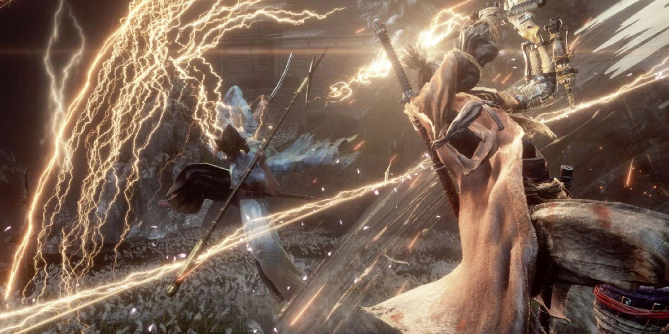Sekiro thực hiện phản đòn Isshin với chiêu thức sét ấn tượng, thể hiện kỹ năng nâng cao sau khi chơi lại.