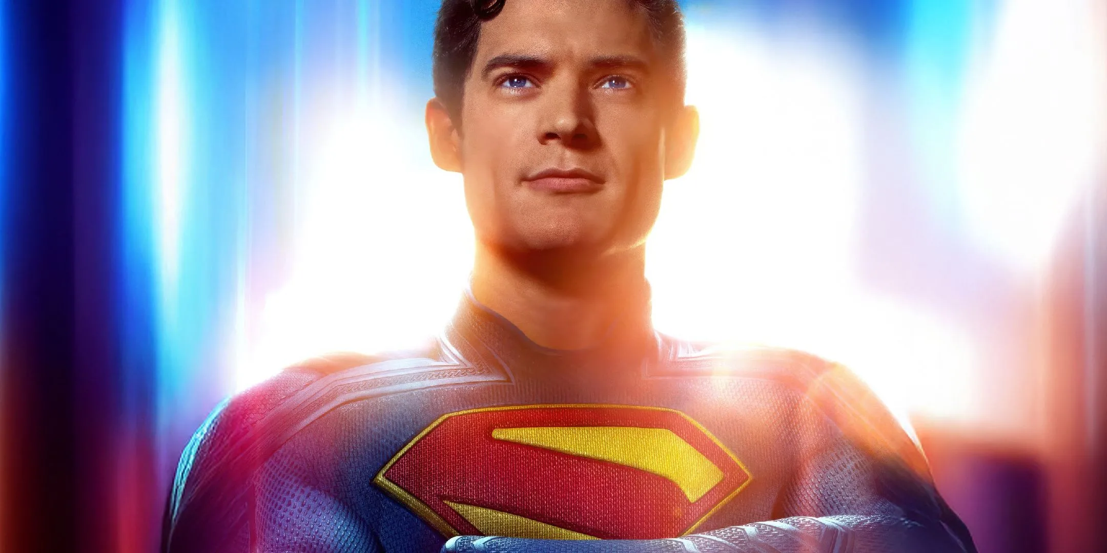 Superman mỉm cười tự tin với tư thế khoanh tay, thể hiện bản lĩnh và tầm nhìn mới của Người Đàn Ông Thép trong vũ trụ DCU.