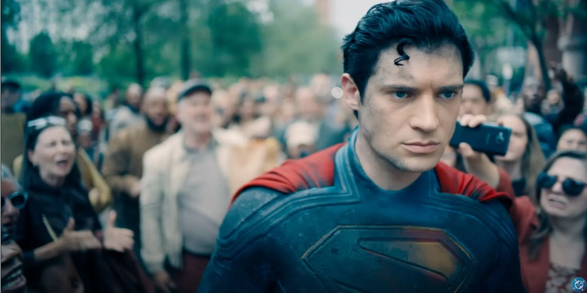 Superman trông suy sụp khi đám đông la ó, miêu tả áp lực xã hội và gánh nặng của người hùng.