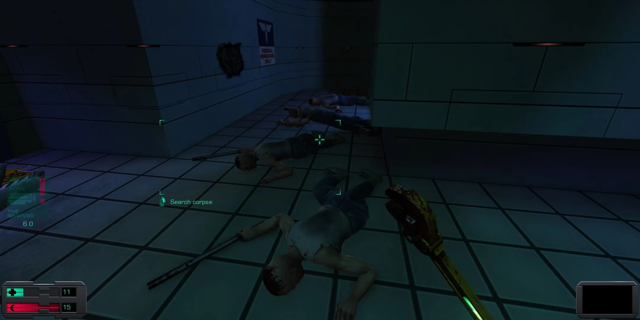 Thi thể của những sinh vật lai Hybrid gớm ghiếc nằm la liệt trong System Shock 2 Remastered, cho thấy sự tàn khốc của game.