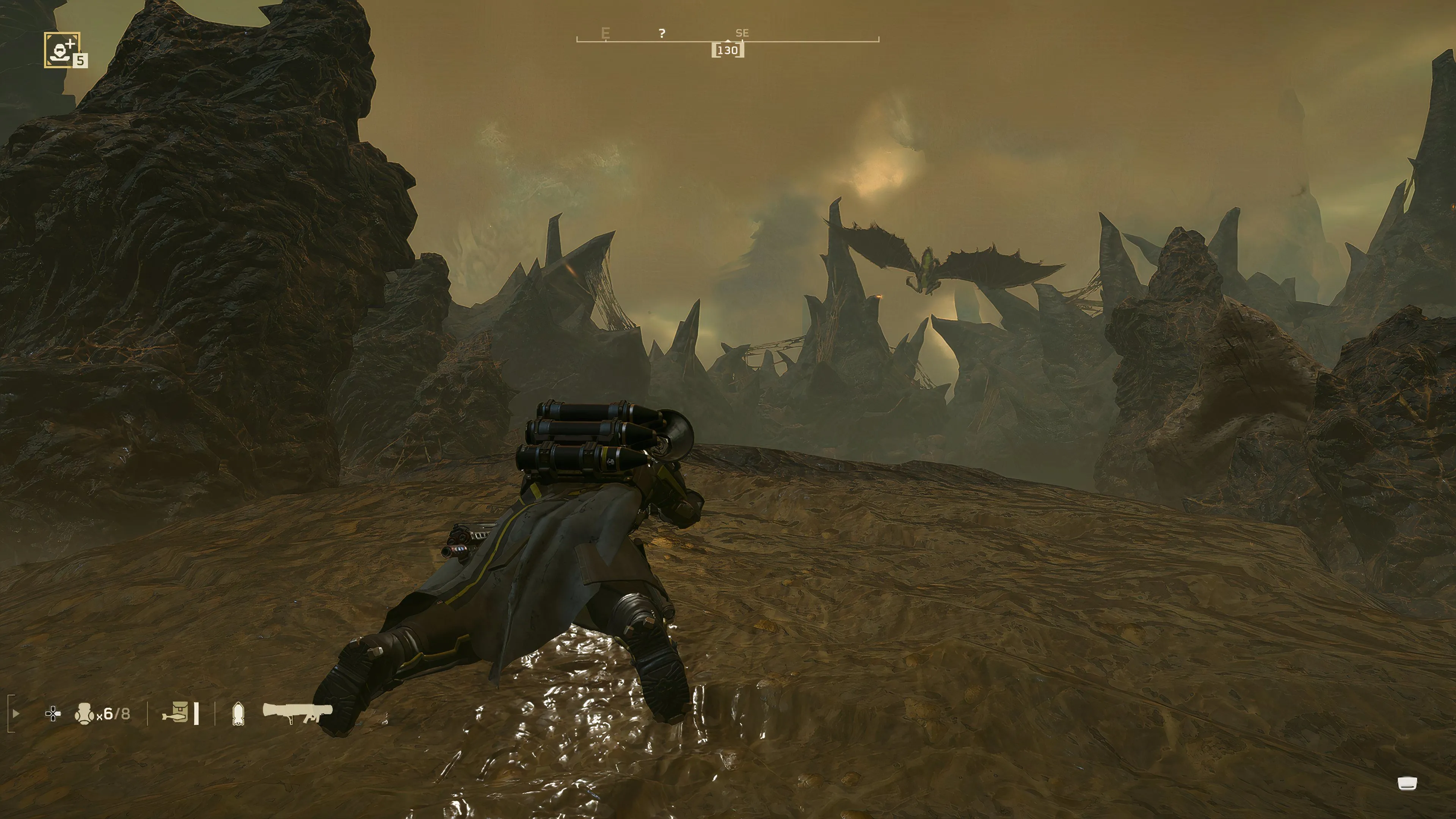 Dragonroach Terminid đang bay tuần tra trên bầu trời trong Helldivers 2