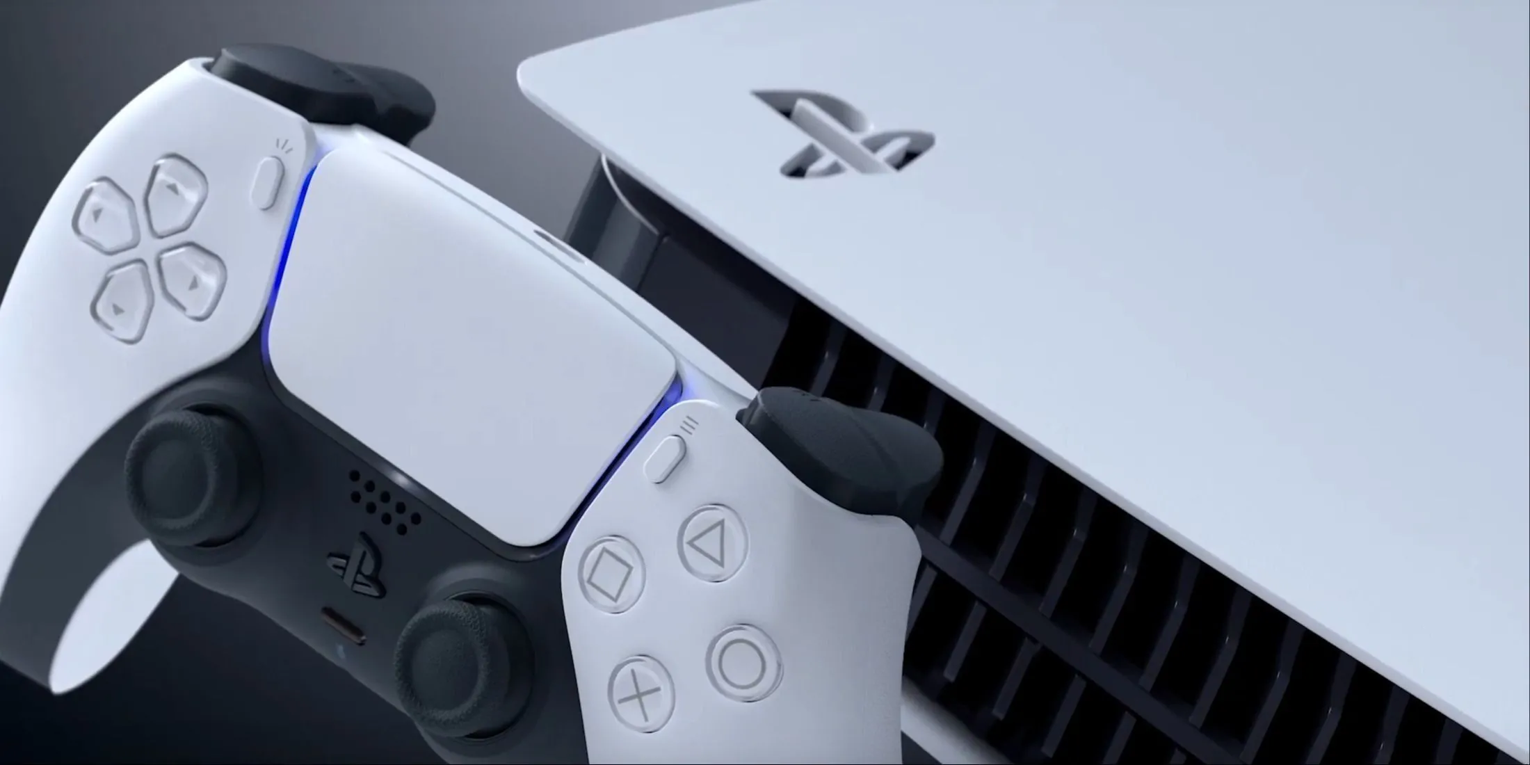 Máy console PlayStation 5 và tay cầm DualSense màu trắng, biểu tượng của chi phí đầu tư gaming console