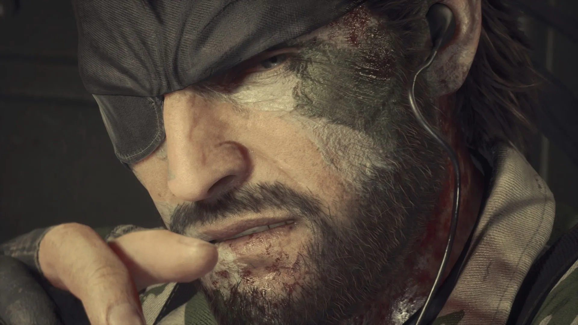 Naked Snake trong bộ đồ chiến thuật, di chuyển lén lút trong Metal Gear Solid Delta, nhấn mạnh gameplay hành động bí mật