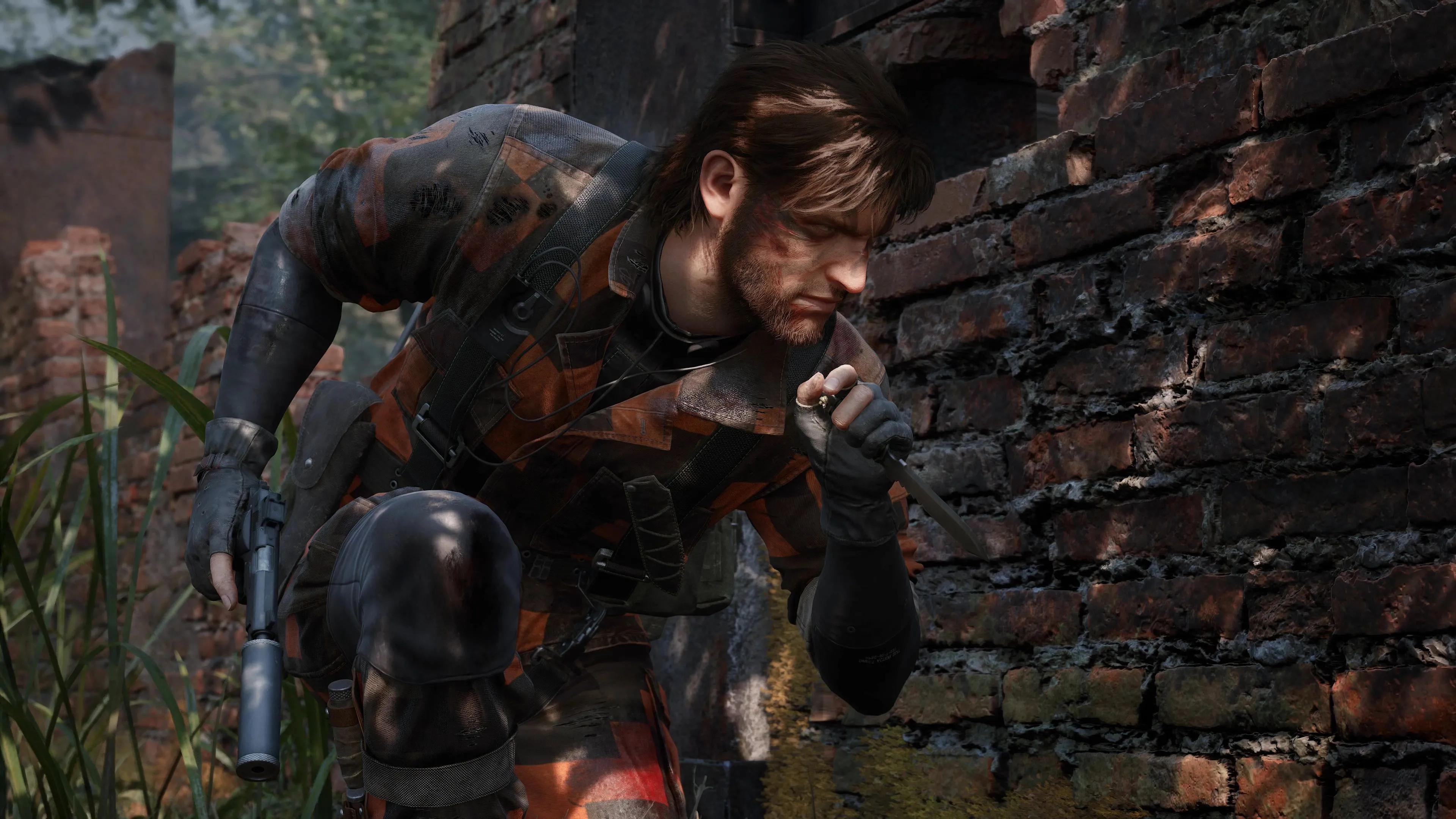 Solid Snake ẩn nấp sau bức tường trong Metal Gear Solid Delta: Snake Eater
