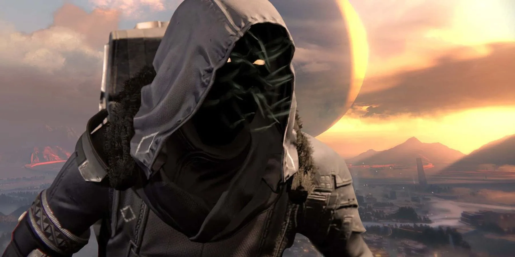 Xur, người bán hàng kỳ lạ, xuất hiện trong một khu vực sa mạc của Destiny 2 với bầu trời cam rực rỡ